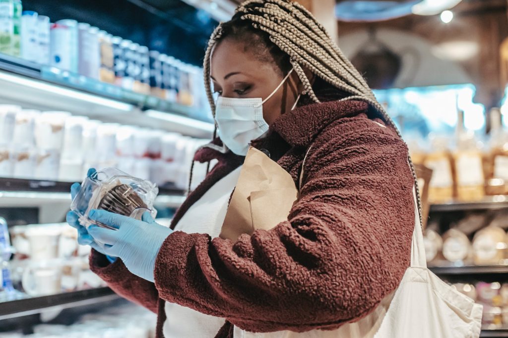 Mujer consulta el etiquetado de un producto