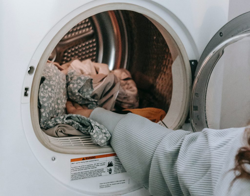 Mujer llenando la lavadora