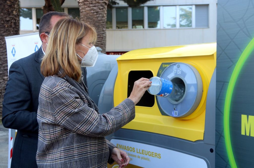 The eternal doubts about the yellow garbage bin