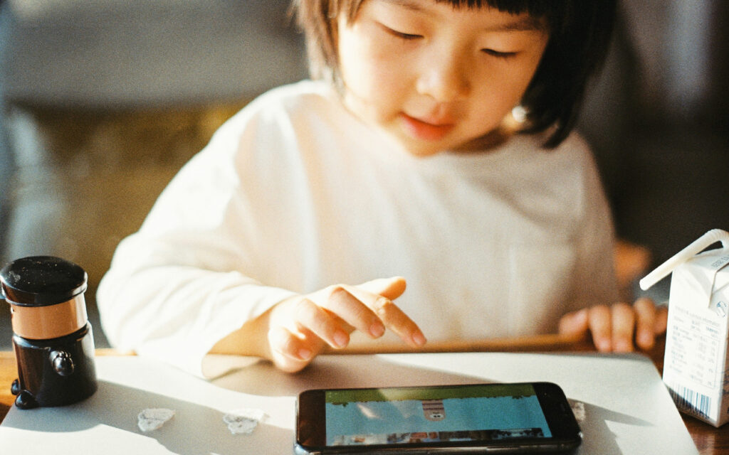 niña jugando con celular