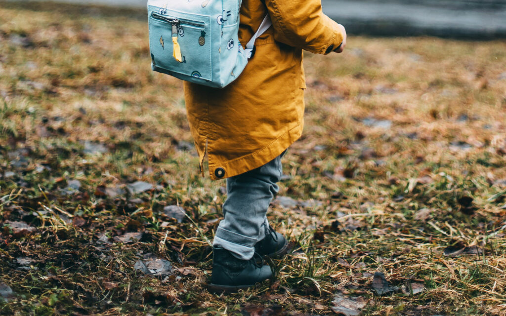 niño caminando en la naturaleza